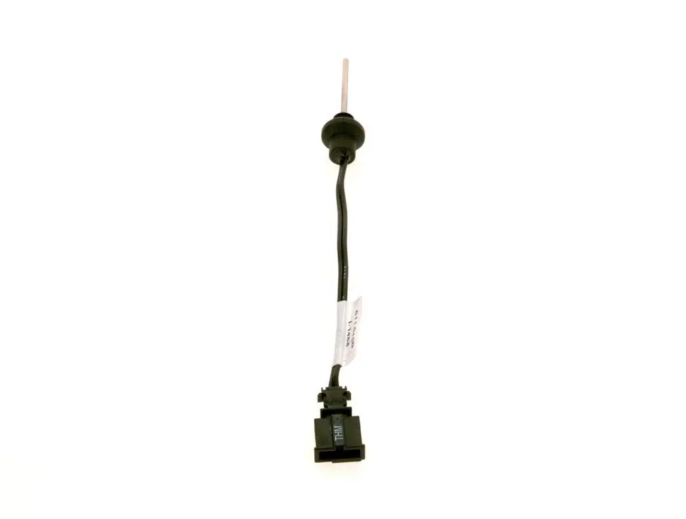Abgasfühler von Bosch mit einem Kabel und einem Steckeranschluss. Der Sensor hat eine darunter liegende Beschriftung und eine metallische Spitze für die Messung.